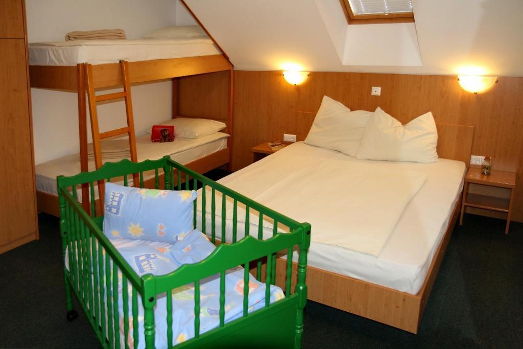 Hotel Oskar Zaplata Preddvor Room photo